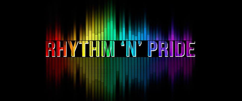 Texten "Rhythm 'n' Pride" i regnbågsfärger mot en svart bakgrund.