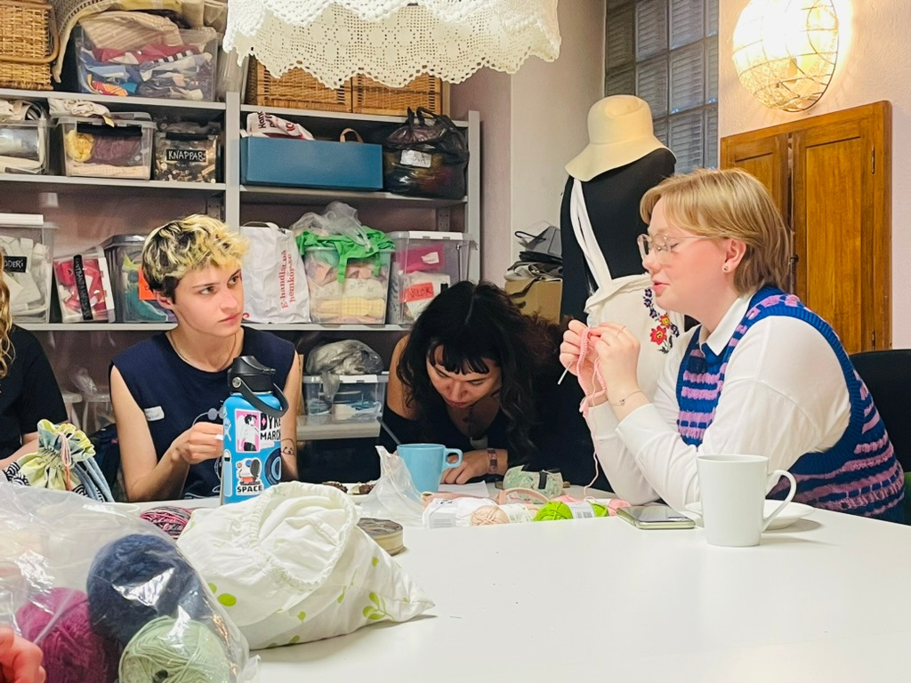 Tre personer som pysslar under en syjunta.