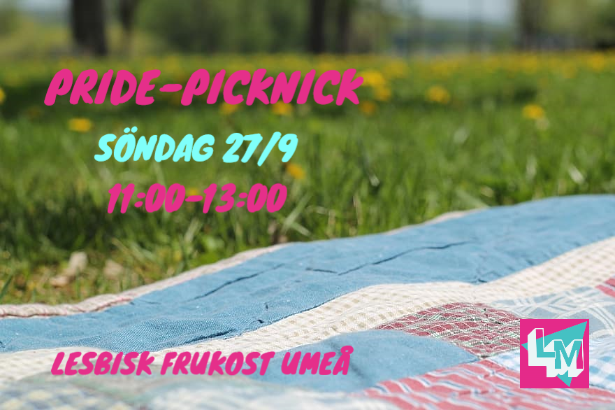 Ett fotografi av en picknickfilt på en gräsmatta. I omväxlande rosa och turkos text står det Pride-Picknick, Söndag 27/9, 11:00-13:00 samt Lesbisk Frukost Umeå. I hörnet finns lesbisk makts logga i form av bokstäverna LM i en turkos triangel.