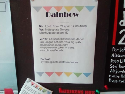 Bild på en anslagstavla med en flyer för Rainbows första träff!